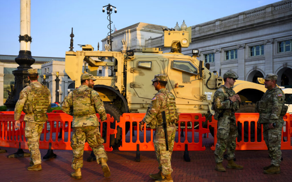 us-national-guard-troops-begin-carrying-weapons-in-washington-dc